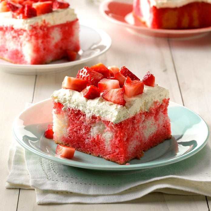 Delicious Berry Dream Cake Recipe: Fresh Strawberries and Creamy Whipped Topping