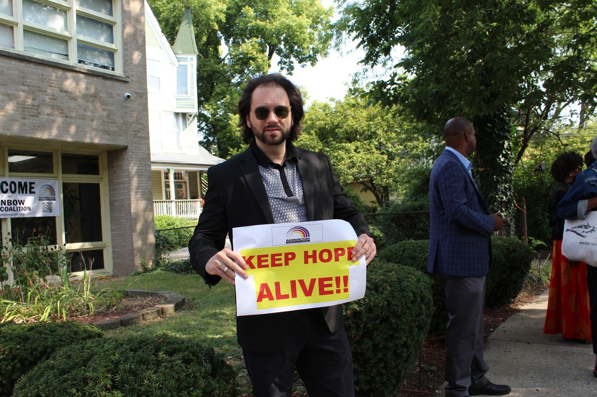 Man holding a siggn that says keep hope alive